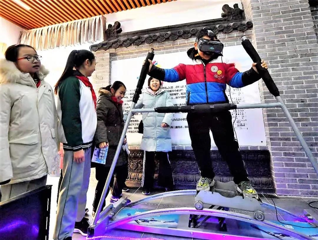 学生体验VR滑雪 转自新京报